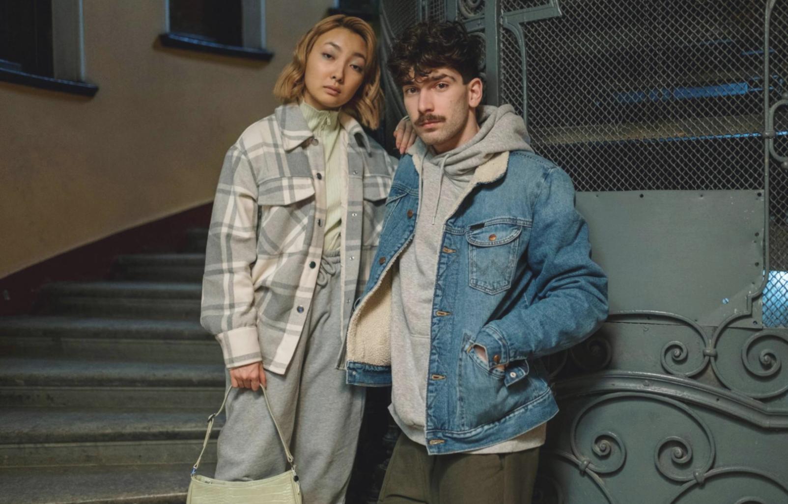 Familie beim gemeinsamen Austausch in entspannter Atmosphäre